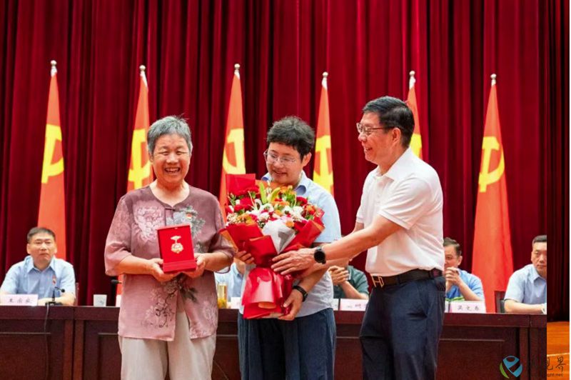 王彩霞800.jpg